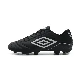 Championes de fútbol Umbro Classico III HG, color negro con logo Umbro en blanco.