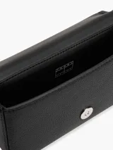 Cartera bandolera negra de poliuretano con correa ajustable, cierre con solapa y logo engomado de Tommy Jeans.