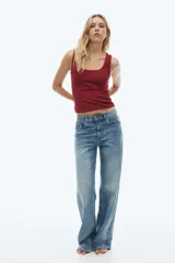 Musculosa corta de microfibra color rojo oscuro, de ajuste entallado con escote cuadrado pronunciado y bajo recto.