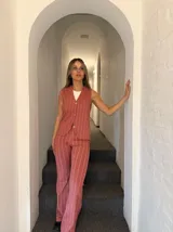 Conjunto de chaleco y pantalón de vestir color ladrillo con rayas verticales blancas.