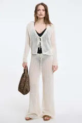 Pantalón de playa blanco de tejido calado con cintura elastizada y cordón ajustable.