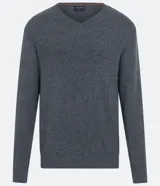 Suéter gris de tejido de punto con cuello en V y mangas largas.