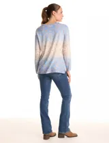 Remera de manga larga con escote redondo, confeccionada en tejido soft. Presenta un estampado tipo damasco o arabesco con efecto degradado, pasando de azul claro en la parte superior a beige/dorado en la parte inferior.