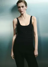 Body negro ajustado con tirantes finos, escote redondo y strass.