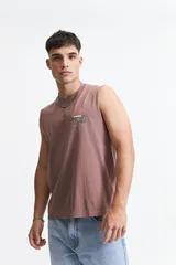 Musculosa blanca de algodón con corte oversize y cuello redondo. Estampado pequeño con el logo de la marca en el pecho.