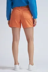 Short de jean color naranja, de tiro alto y corte recto.