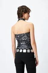 Top strapless color beige con estampado animal print metalizado y pañuelo a tono que se ata al cuello.