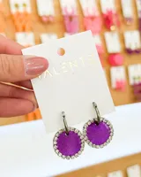 Aros colgantes con aro de acero y dije circular color violeta con borde de strass.