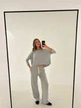 Pantalón gris de morley y viscosa, corte recto y bolsillos laterales.