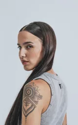 Musculosa gris de morley con cuello redondo y sisas con terminación desflecada.