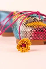 Bailarinas combinadas en python y napa, con cordones y detalle de flores.