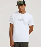 Remera de algodón de corte regular, color blanco, con cuello redondo y manga corta. Presenta una estampa localizada minimalista con íconos relacionados con viajes y naturaleza.