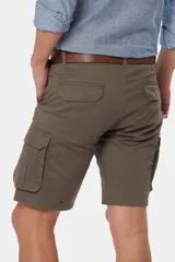 Bermuda cargo azul marino confeccionada en 98% algodón y 2% spandex, con bolsillos laterales.