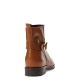 Bota de mujer Bottero de caña baja, color marrón caramelo, con una correa decorativa y hebilla dorada en el tobillo.
