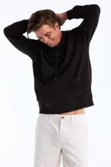 Hoodie negro de algodón, con capucha ajustable mediante cordones y bolsillo canguro frontal. Presenta un pequeño logo bordado de pingüino en el pecho.