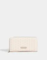 Billetera negra rectangular con cierre circundante y tag metálico con logo.