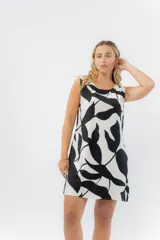 Vestido corto negro sin mangas, confeccionado en mezcla de algodón y viscosa. Presenta escote redondo y espalda profunda con tiras finas cruzadas.