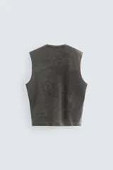 Musculosa gris con efecto lavado, cuello redondo y sisa ancha.