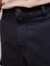 Bermuda cargo azul marino de sarga, con bolsillos laterales y traseros con solapa.