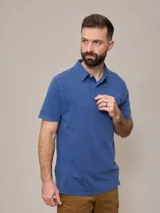 Remera polo marrón de piqué de algodón con cuello clásico y tapeta de dos botones. Logo bordado en el pecho. Corte clásico.