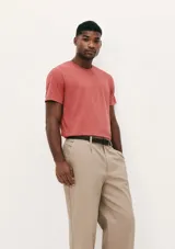 Camiseta básica de manga corta, cuello redondo y calce regular, color rojo jaspeado.