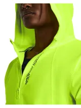 Campera deportiva Under Armour Outrun The Storm color lila, con capucha, cierre frontal completo, mangas largas con puños elásticos y logo en el pecho.