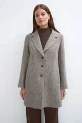 Tapado corto entallado color marrón claro con textura de espiga, cuello solapa y manga larga. Cierre frontal con botones.