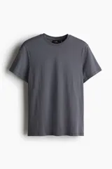 Remera gris de corte estándar, con cuello redondo ribeteado y bajo recto. Confeccionada con tejido funcional COOLMAX®, una fibra exclusiva de poliéster de secado rápido que elimina la humedad y regula la temperatura corporal.