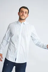 Camisa de hombre a cuadros color beige y azul marino, de corte slim fit, con mangas largas, cartera abotonada y logo bordado en el pecho. Confeccionada en algodón.