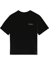 Remera negra de algodón orgánico con cuello redondo y mangas cortas. Estampado frontal con el logo de Calvin Klein en letras de colores.