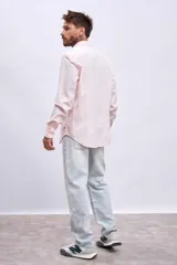 Camisa a rayas verticales color rosado y blanco, de corte clásico y manga larga.