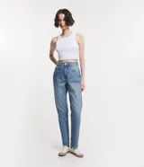Pantalón de jean celeste, de corte recto y tiro alto, con bolsillos delanteros y traseros, y cierre con botón y cremallera.