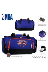 Bolso deportivo tipo duffel bag, color azul principal con base y detalles en negro. Presenta el logo de los New York Knicks en naranja en el frente, junto al logo de la NBA. Incluye un llavero colgante con el logo del equipo.