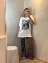 Remerón negro con estampa frontal de dos perros bulldog francés.