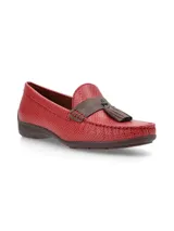 Mocasín color borgoña con textura reptil, detalle de antifaz en nobuck y borlas.