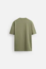 Camiseta verde militar de corte recto, cuello redondo y manga corta.