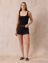 Conjunto de pijama de dos piezas marca René Rofé, compuesto por un top negro de breteles finos y un short con estampado animal print en tonos beige y negro, con cintura elastizada y cordón de ajuste.