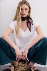 Remera color naranja de algodón peruano, con escote en V y mangas cortas.