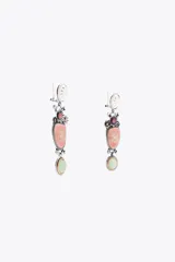Pendientes largos metálicos con triple dije de resina a color y aplicación de piedra. Cierre con tuerca y clip.