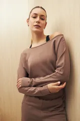 Buzo color marrón de la línea Essence con cuello bote y manga murciélago.