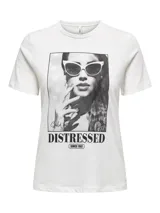 Camiseta blanca de algodón con estampa de una mujer con gafas de sol y texto "Spoiled but DISTRESSED since '97".