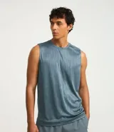 Musculosa deportiva negra de hombre, con cuello redondo, corte regular y estampa heat print. Cuenta con tecnología Dry para mayor transpirabilidad.