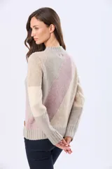 Buzo tejido de manga larga con cuello redondo, diseño a rayas horizontales en tonos beige, rosa y gris.