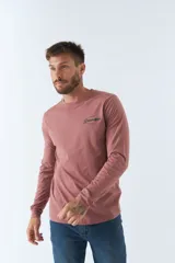 Remera blanca de manga larga con logo estampado en el pecho.