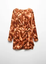 Vestido corto de poliéster con estampado tie-dye en tonos marrones y beige. Presenta cuello redondo, mangas largas, diseño cruzado con drapeado en la cintura y cierre de botón en la parte posterior.