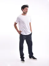 Pantalón de vestir azul oscuro, de corte recto, con bolsillos laterales y traseros. Se ajusta a la cintura con cinturón de cuero marrón.