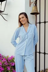 Conjunto de pijama de algodón gris con estampado geométrico blanco, compuesto por una camisa de manga larga con botones y un pantalón largo con elástico en la cintura.
