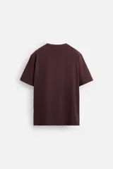 Camiseta blanca de cuello redondo y manga corta, corte regular.