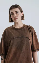 Remera marrón de cuello redondo y corte oversize, confeccionada en algodón premium con proceso de batik artesanal.