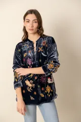 Blusa de terciopelo azul con bordados multicolores, cuello mao y botones forrados.